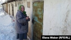 Пенсионерка Милита Екель жалуется, что ей тяжело таскать уголь, которым она отапливает свою квартиру. Темиртау, 26 февраля 2018 года.