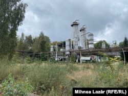 Дистилляционные башни на недействующем химическом комплексе