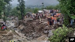 د باجوړ په سالارزیو کې خلک او حکومتي کارکوونکي تر ړنګو ودانیو لاندې د بند پاتې کسانو لټون کوي - د اګست ۱۵مې انځور.