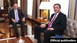 Түркиядагы элчиси Кубанычбек Өмүралиев Түркиянын тышкы иштер министри Мевлүт Чавушоглу. 