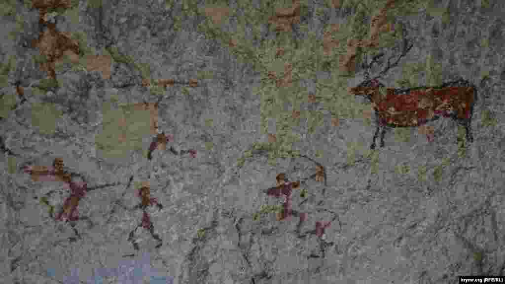 А в цій печері три роки тому російські кіношники знімали фільм &laquo;Скіф&raquo; і залишили наскальні малюнки