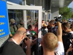 Активисты передают заявления в областную ВГА