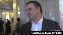 Колишній президент державної будівельної корпорації «Укрбуд» та колишній депутат Максим Микитась нині є підозрюваним у кількох справах. В одній із них він фігурує разом із Олегом Татаровим