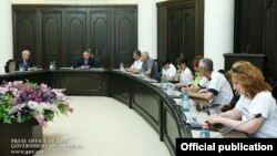 Премьер-министр Армении Овик Абрамян принимает делегацию сотрудников завода «Наирит», 9 июня 2015 г․