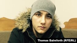 Өзінің Сирияға алданып барғанын дәлелдегісі келетін Ресейдегі тәжік мигранты Абдусами. Мәскеу, 15 желтоқсан 2015 жыл.  