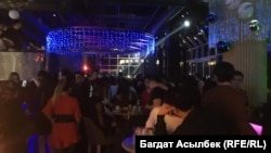 Развлекательное заведение, полное людей, которое обнаружила мониторинговая группа в два часа ночи. Алматы, 27 февраля 2012 года.  