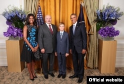 Аляксандар Лукашэнка, яго сын Мікалай і прэзыдэнт ЗША Барак Абама з жонкай Мішэль на прыёме ў гонар кіраўнікоў дэлегацый на 70-й сэсіі Генэральнай асамблеі ААН, 28 верасьня 2015 году.