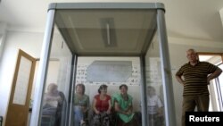 Низкая явка в первом туре привела многих экспертов к выводу, что избиратели в большинстве бойкотировали выборы, разочаровавшись в нынешней власти. Однако отдавать голоса «Нацдвижению» готовы только самые верные сторонники оппозиционной партии