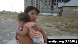 «Нұрсәт» ықшамауданы тұрғыны Айгүл Жайлаубаеваның үйі салынған жерді билік  «заңсыз сатылған» деп отыр. Шымкент, 11 тамыз 2014 жыл.