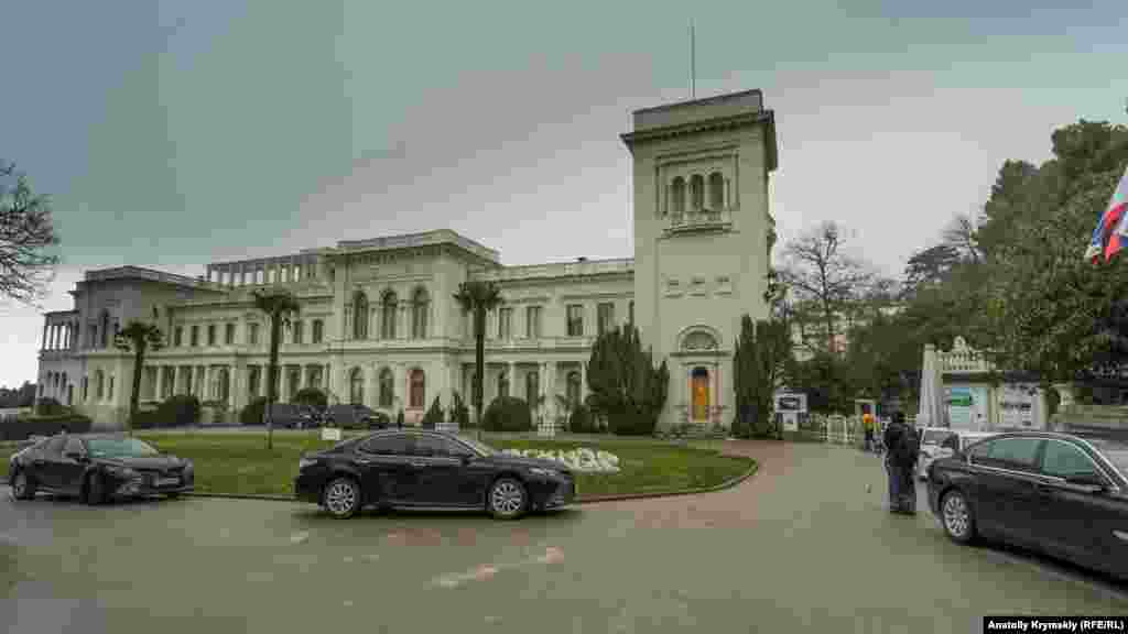 Закритий Лівадійський палац під час проведення конференції &laquo;Ялта-1945: уроки історії&raquo;, що відбулась в анексованому Криму під егідою російської Ради Федерації. &nbsp; Як виглядають околиці Лівадії і що відбувається зараз у колись квітучому курортному селищі &ndash; дивіться у фотогалереї