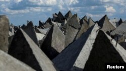 За даними Кравченка, фігуранти закупили майно для облаштування фортифікації за цінами, завищеними більше ніж на 30% від ринкових