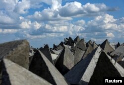 Протитанкові загородження, так звані «зуби дракона», встановлені поблизу Покровська, 21 травня 2025 року