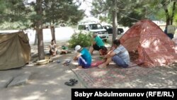 Бишкектин жогору жагындагы Киргизия-1 конушундагы эки кабаттуу үйдө жашаган 24 үй-бүлө имараттан чыгарыла баштады. 