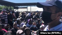 Граждане Таджикистана и Узбекистана вблизи поста на казахстанско-узбекистанской границе в Туркестанской области. 3 июля 2020 года.