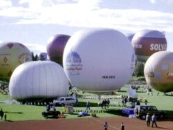 Учасники змагань Кубку Ґордона Беннетта напередодні старту в вересні 1995 року. Куля Стюарта-Джервіса і Френкеля – ліворуч, іще не повністю наповнена газом