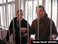 Ду халабони ширкати русӣ ҳангоми баҳси парвандаашон дар додгоҳи Қӯрғонтеппа