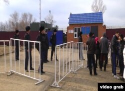 Полицейские и родственники заключенных у здания колонии KA-168/2. Актобе, 9 ноября 2013 года.