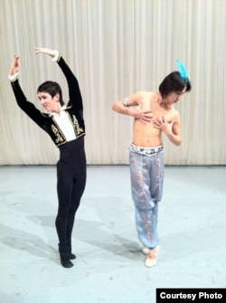 А. Ваганова атындагы балет академиясындагы репетицияда. Фарух жана Алишер. 2011-жыл