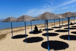 С 4 мая в Греции открылись пляжи, однако посетителей все еще немного