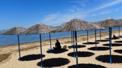 Одинокий посетитель пляжа в Греции, 5 мая 2020 года.