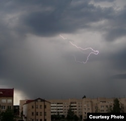 Перад навальніцай. Маланка над Вушачамі 2. Здымак зроблены вечарам 17 ліпеня 2016.
