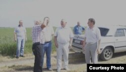 Кыргыз элчиси У.Чыналиев жергиликтүү украин жетекчилери менен. 16.5.2013.