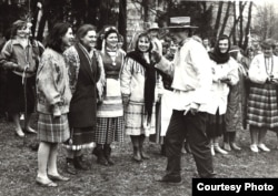 Сяржук Вітушка з талакоўцамі ў Купалаўскім скверы ў Менску