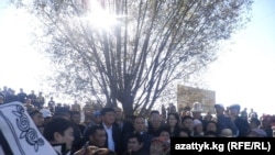 Ўзбек деҳқонлари ерларини босиб олганлар билан қирғиз расмийлари мулоқот олиб бормоқда.