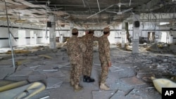 Պակիստան - Զինծառայողներն ուսումնասիրում են Հնդկաստանի կողմից հրթիռակոծված տարածքը Փենջաբ նահանգում, 7-ը մայիսի, 2025թ.