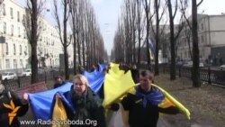 Студентам роздали «стрічки гідності»
