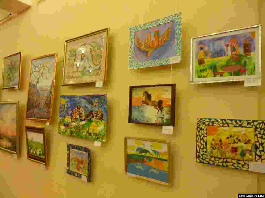 Картины воспитанников частных изостудий города Караганды. Особенностью экспозиции является широкий возрастной и творческий диапазон представленных работ. Здесь можно увидеть картины маслом с элементами рельефной живописи, акварель в сочетании с пастелью.&nbsp;