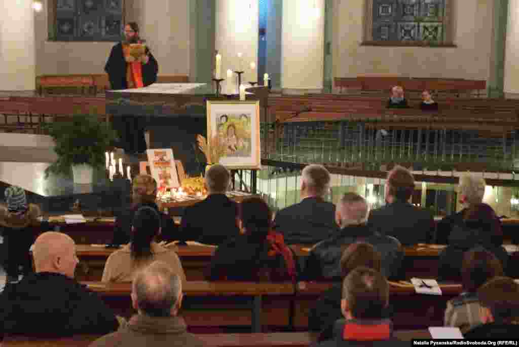 Посол України у ФРН Андрій Мельник привітав численних гостей і учасників поминальної молитви