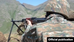 Հայաստանի Զինված ուժերի զինծառայողը մարտական հերթապահության ժամանակ, արխիվ