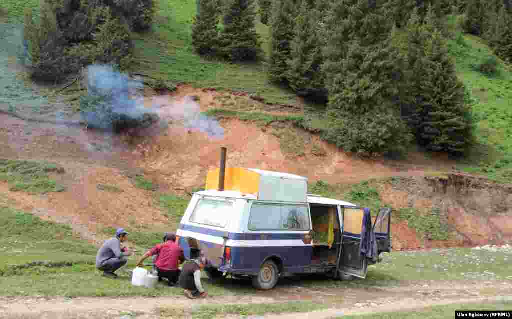 Токтояндын жашоочусу Эрнис Ыманов ойлоп тапкан дөңгөлөктүү мончо. Эрнис мырза жайлоону түрө кыдырып чабандарды мончого түшүрөт. Баасы 80 сомдон, эки киши кенен батат. Малчылар каймак-майын, кымызын көтөрүп келип сергип кетишет.&nbsp; 