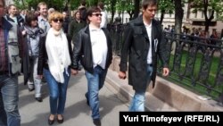 Дмитрий Гудков и телеведущая Марианна Максимовская во время "Контрольной прогулки" 