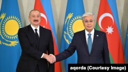 Президенттер Токаев (оңдо) жана Алиев. Астана, 21-октябрь 2025-жыл