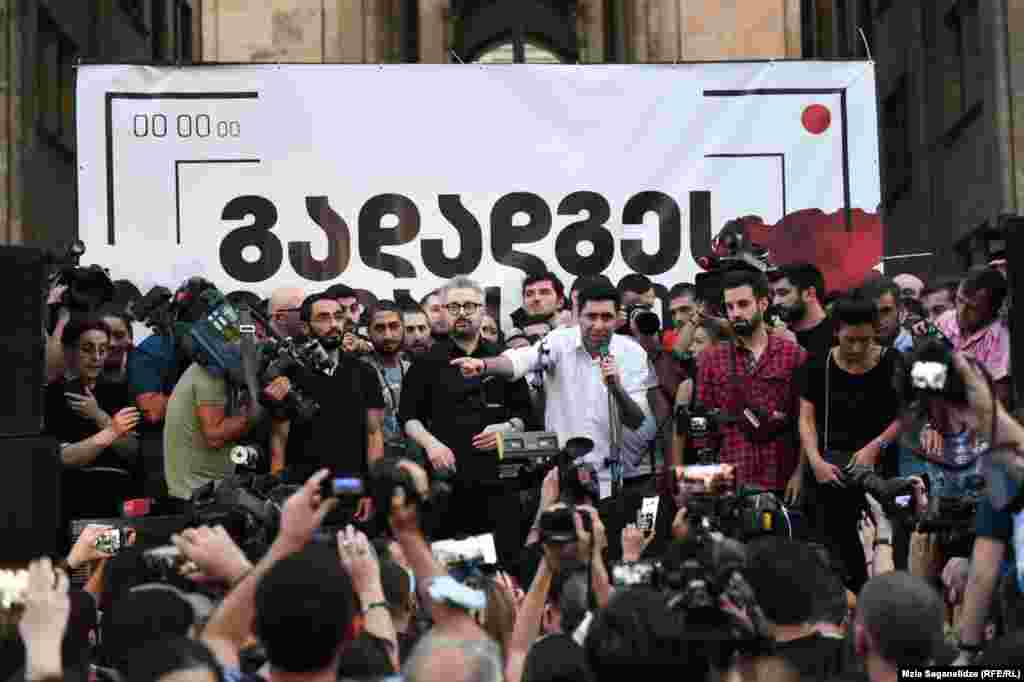 С трибуны к собравшимся обратились представители СМИ. Они потребовали отставки правительства.