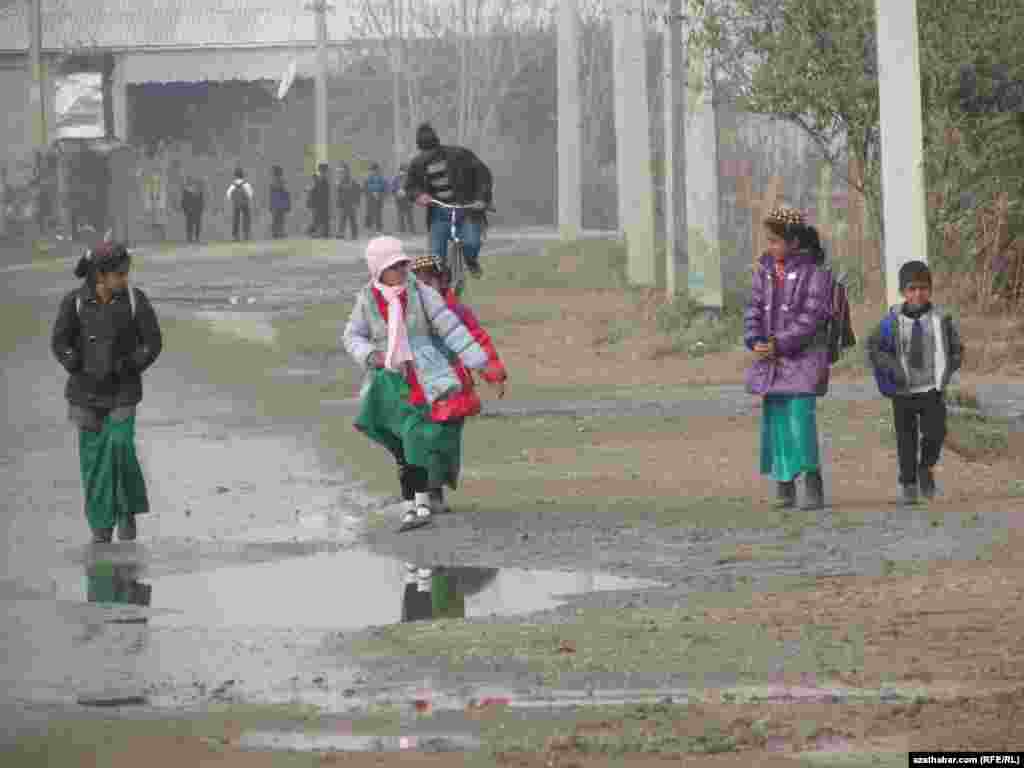 Türkmengala, &quot;Täze oba&quot; daýhan birleşigi: Ýagyşdan soň, okuwa barýan çagalar.