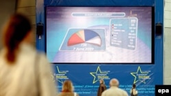 Европарламенттин Брюсселдеги имаратында добуштардын көрсөткүчтөрү улам такталып жатат.