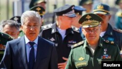 Имангали Тасмагамбетов в бытность министром обороны и его российский коллега Сергей Шойгу на открытии армейских игр на полигоне Гвардейский. 2 августа 2016 года