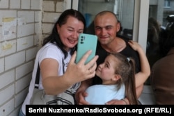 Один из пленных, освобожденных 25 мая 2025 года, с дочерью и супругой после возвращения в Украину