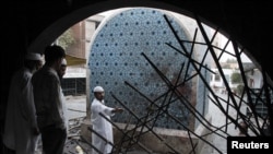 Суфилердин күмбөзү кол салуудан кийин, Лахор, 2-июл 2010-жыл