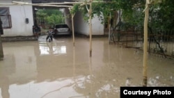 Кыргызстандагы сел каптаган үйлөрдүн бири. Иллюстрациялык сүрөт.