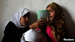 Судьба некоторых афганских детей во многом зависит от того, какими законами руководствуются по жизни их родители — светскими или законами шариата.