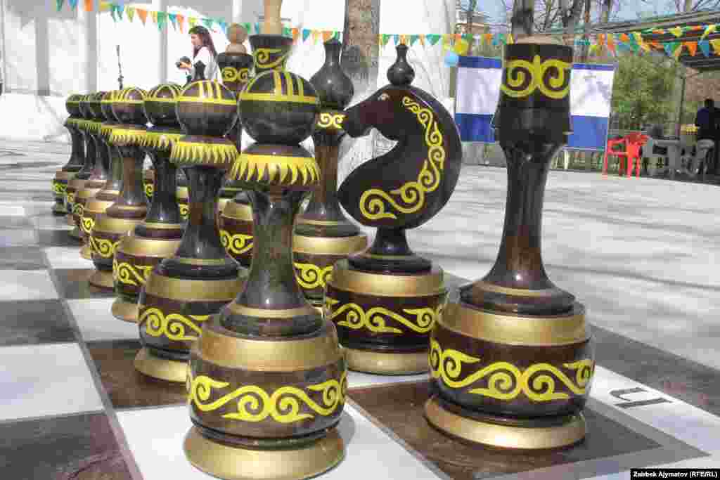 Фигуралардын салмагы 10-15 килограмм.