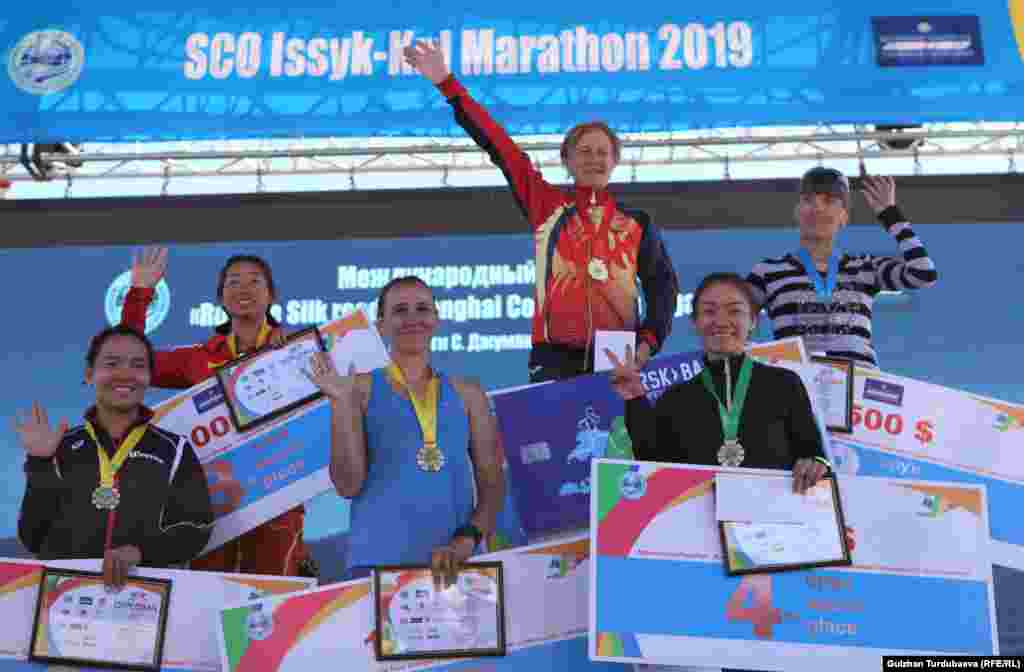 Аялдардан&nbsp;42 км. 195 метр аралыкка чуркоодо Дарья Маслова алтын медаль тагынса,&nbsp; экинчи орунду кыргызстандык Юлия Андреева, үчүнчү орунду кытайлык спортчу Пун Ынли алды.