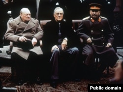 Брытанскі прэм’ер-міністар Ўінстан Чэрчыль, прэзыдэнт ЗША Франклін Рузвэльт і савецкі дыктатар Іосіф Сталін на Ялцінскай канфэрэнцыі, люты 1945