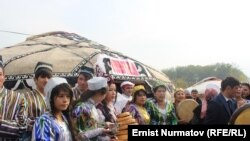 26-октябрда өзбек делегациясын Ошто чоң сый менен тосуп алышкан