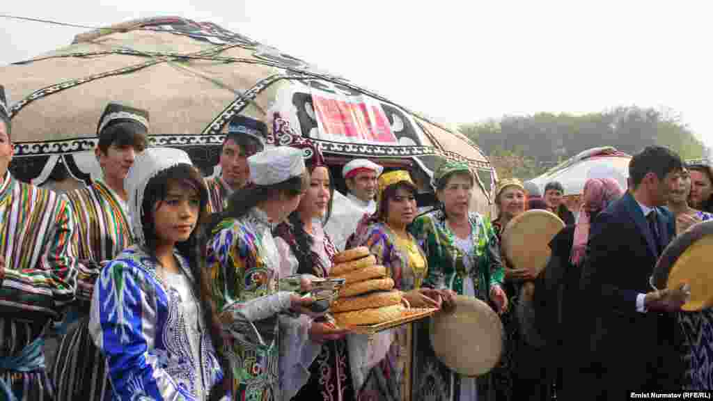 140 адамдан турган топту эртең менен вице-премьер-министрлер Мухамедкалый Абылгазиев жана Жеңиш Разаков баштаган расмийлер күтүп алышты.