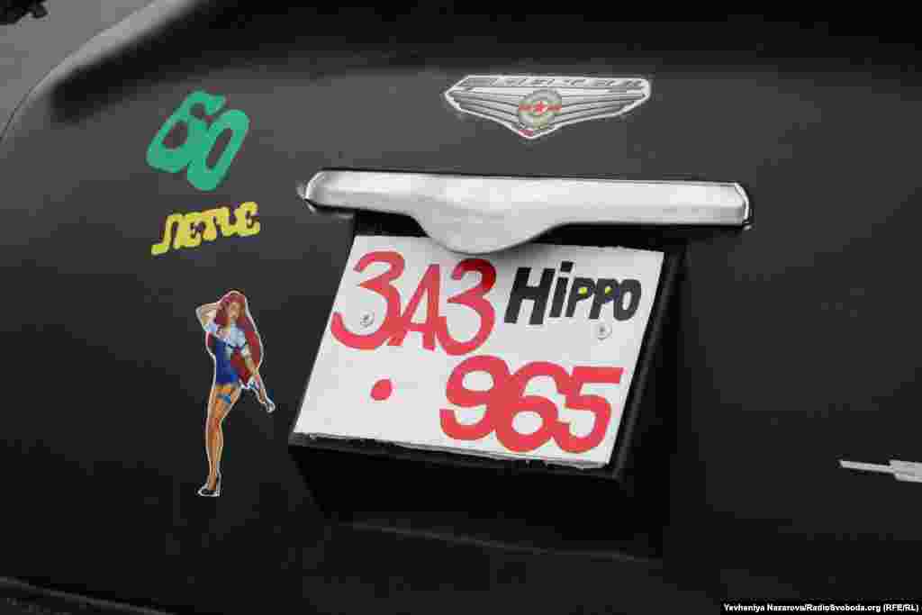 Жартівливі номери на одному з авто-учаснику автопробігу, що належить запорізькому музею техніки &laquo;Фаетон&raquo;, де зберігається найбільша в Україні колекція автотехніки